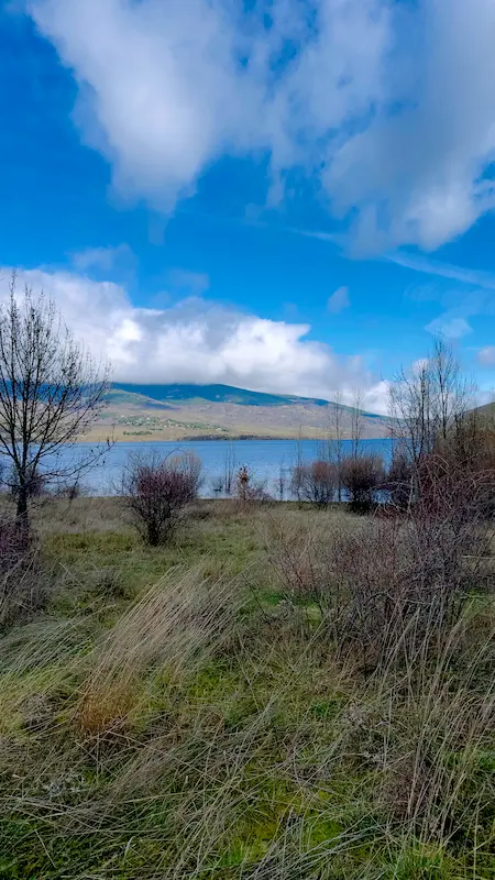Comunidad de Madrid natura e lago tra le montagne