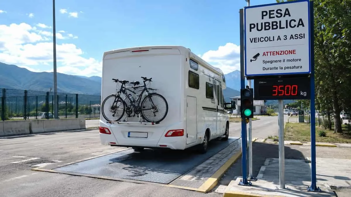 Come pesare il camper prima di partire: rischi, sanzioni e patente giusta