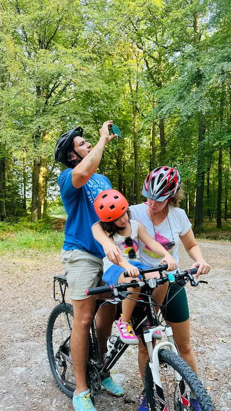 giro in bicicletta nel bosco